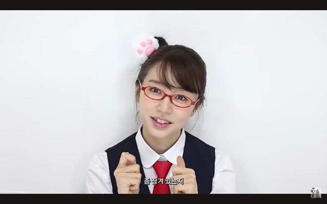 Selain mengunggah fotonya di Instagram, Yoon Eun Hye juga menunjukkan proses transformasinya untuk menghidupkan karakter Shin Chae Kyung. Aktris 40 tahun itu memakai seragam SMA lamanya, yang terdiri dari blazer biru navy, dasi merah, rok kotak-kotak. Tak ketinggalan model rambut bun yang disisipkan pulpen karakter kucing. Foto: dok. Instagram @y1003_grace