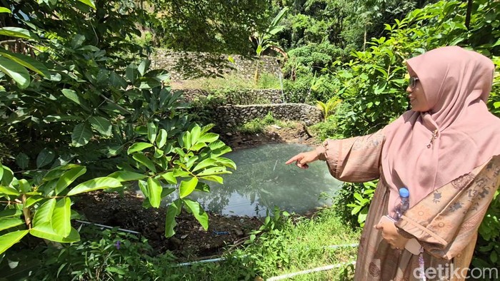 Zulaikha Pratiwi memperlihatkan kondisi sungai yang sempat meluap
