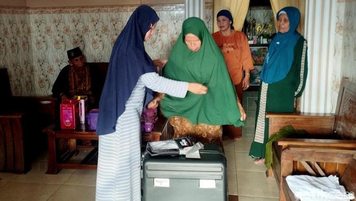 Akiyat calon jemaah haji berusia 99 tahun asal lamongan Akiyat calon jemaah haji berusia 99 tahun asal lamongan