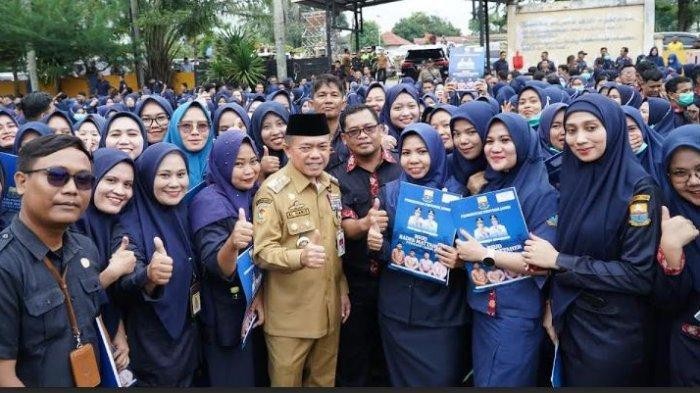 Al Haris saat serahkan 753 SK Kepegawaian kepada tenaga non ASN di RSUD Jambi