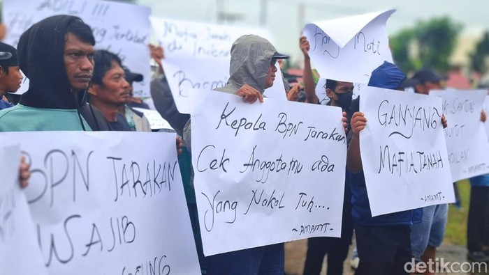 Massa yang tergabung dalam Aliansi Masyarakat Anti Mafia Tanah Kota Tarakan menggruduk Kantor ATR/BPN Kota Tarakan pada Januari 2025