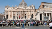 Saat peti jenazah melintasi Lapangan Santo Petrus, kerumunan yang terdiri dari beberapa ribu orang bertepuk tangan berulang-ulang - tanda penghormatan tradisional Italia pada acara-acara seperti itu. REUTERS/Remo Casilli