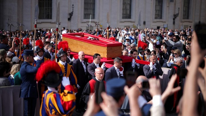 Antrean Peziarah Memberikan Penghormatan Terakhir Kepada Paus Fransiskus Pope Francis' body is carried in a coffin into Saint Peter's Basilica, on the day of its translation, at the Vatican, April 23, 2025. REUTERS/Carlos Barria