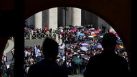 Jenazah Fransiskus dibawa ke Basilika Santo Petrus yang berdekatan pada hari Rabu pagi, dalam sebuah prosesi yang dipimpin oleh para kardinal. REUTERS/Carlos Barria