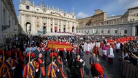 Antrean panjang peziarah untuk memasuki Lapangan Santo Petrus di Roma pada hari Rabu (23/4) saat peti jenazah yang membawa jenazah Paus Fransiskus dibawa ke Basilika Santo Petrus. Vatican Media/­Simone Risoluti/Handout via REUTERS