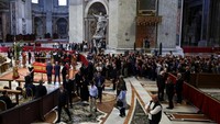 Jenazahnya akan disemayamkan di Basilika Santo Petrus hingga Jumat malam (25/4), sehingga umat beriman dapat memberikan penghormatan terakhir mereka. REUTERS/Guglielmo Mangiapane