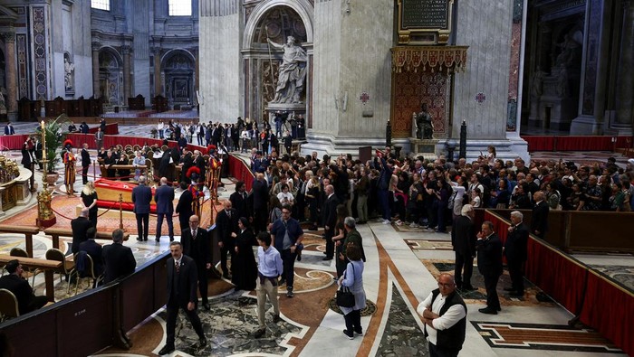 Antrean Peziarah Memberikan Penghormatan Terakhir Kepada Paus Fransiskus Faithful pay respects as Pope Francis lies in state in St. Peter's Basilica, at the Vatican, April 23, 2025. REUTERS/Guglielmo Mangiapane