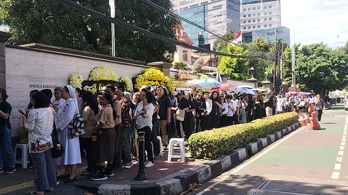 Antrean warga untuk sampaikan belasungkawa wafatnya Paus Fransiskus di Kedubes Vatikan Jakarta (Maulani/detikcom)