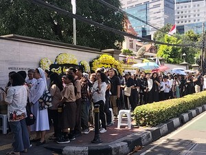 Video: Antrean Warga Masih Mengular di Depan Gedung Kedubes Vatikan