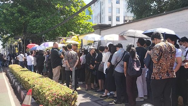 Antrean warga untuk sampaikan belasungkawa wafatnya Paus Fransiskus di Kedubes Vatikan Jakarta (Maulani/detikcom)