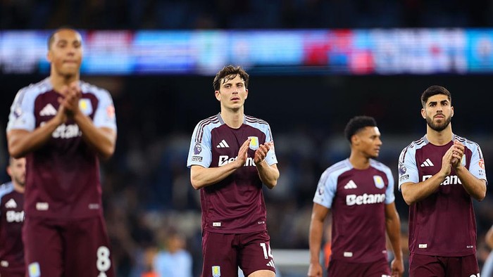 MANCHESTER, ENGLAND - APRIL 22: Pau Torres and Marco Asensio of Aston Villa applauds the fans after the Premier League match between Manchester City FC and Aston Villa FC at Etihad Stadium on April 22, 2025 in Manchester, England. (Photo by Molly Darlington/Copa/Getty Images)