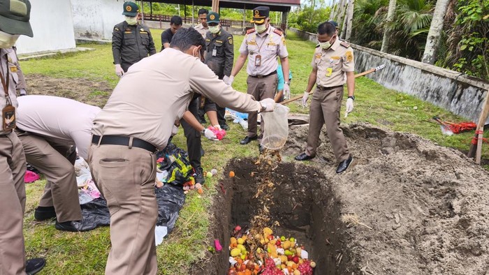 Balai Karantina Hewan, Ikan, dan Tumbuhan Sumatera Barat (Karantina Sumbar) memusnahkan sejumlah komoditas tanpa dokumen. (Dok. Istimewa)