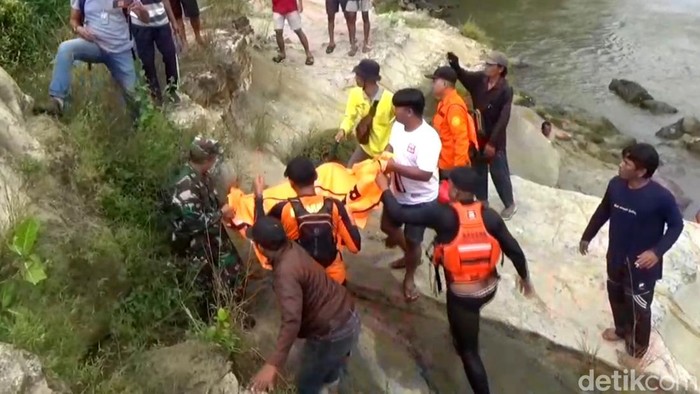 Tim SAR gabungan bersama warga mengevakuasi jasad balita yang tenggelam di aliran Sungai Logawa, Kecamatan Karanglewas, Kabupaten Banyumas, Rabu (23/4/2025).