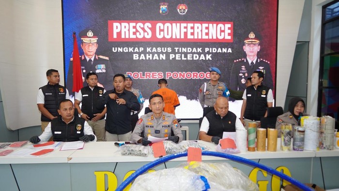 Kapolres Ponorogo AKBP Andin Wisnu Sudibyo saat rilis remaja peracik bahan peledak untuk balon udara
