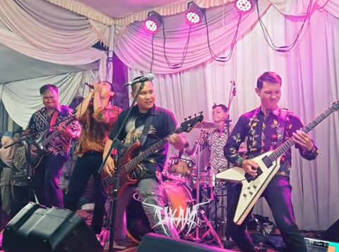 Band metal tampil di acara pernikahan, viral di media sosial