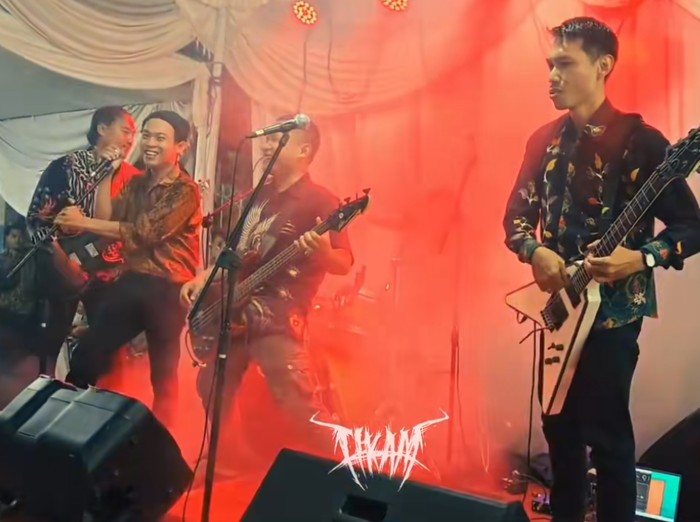 Band metal tampil di acara pernikahan, viral di media sosial