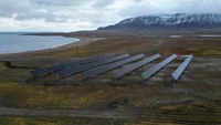 Panel surya telah dipasang di Svalbard. Meskipun menghabiskan musim dingin dalam kegelapan, di musim panas siang hari tidak pernah berakhir.