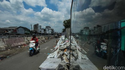Bangunan Liar Dekat Stasiun Tambun Dibongkar