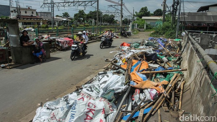 Sejumlah lapak di dekat Stasiun Tambun, Bekasi dibongkar. Bangunan liar yang digunakan untuk berjualan itu kini rata dengan tanah.