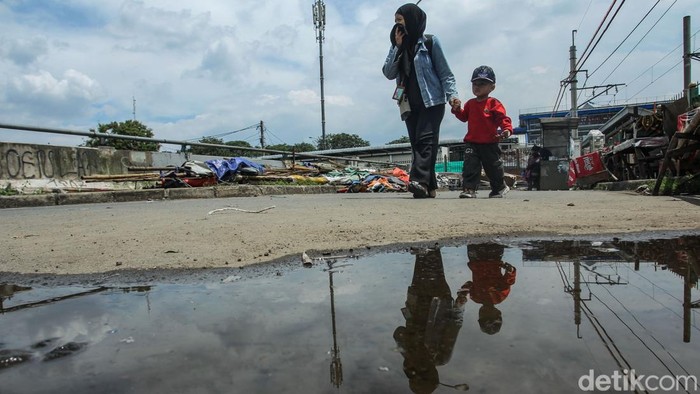 Bangunan Liar Dekat Stasiun Tambun Dibongkar Sejumlah lapak di dekat Stasiun Tambun, Bekasi dibongkar. Bangunan liar yang digunakan untuk berjualan itu kini rata dengan tanah.