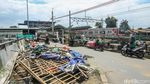 Bangunan Liar Dekat Stasiun Tambun Dibongkar