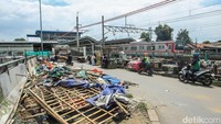 Lapak yang berada di atas trotoar dan memakan jalan itu akhirnya dibongkar petugas Satpol PP pagi ini.  