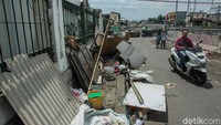 Pantauan detikcom kini puing-puing sisa bangunan liar masih ada di lokasi, beberapa gerobak milik pedagang masih menunggu waktu untuk dievakuasi oleh pemiliknya.  