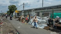 Sebelumnya lapak-lapak ini kerap membuat jalan semakin sempit dan macet, dengan dibongkarnya lapak membuat kawasan Stasiun Tambun menjadi lebih lega.  