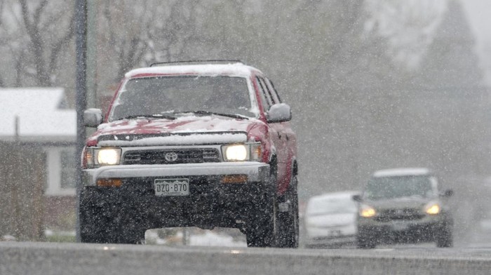 Salju turun di Denver, Jumat (18/4), menyelimuti bunga musim semi. Dua badai membawa suhu dingin ekstrem ke wilayah Intermountain Barat.