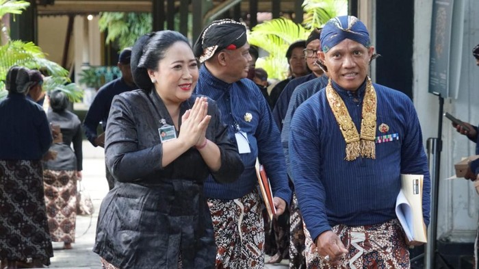 Bupati Gunungkidul, Endah Subekti Kuntariningsih saat mengikuti wisuda abdi dalem Keraton Ngayogyakarta Hadiningrat.