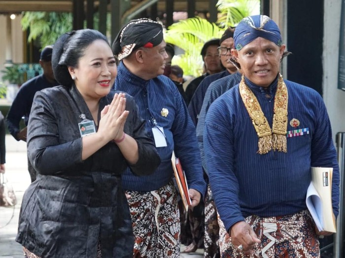 Bupati Gunungkidul, Endah Subekti Kuntariningsih saat mengikuti wisuda abdi dalem Keraton Ngayogyakarta Hadiningrat.