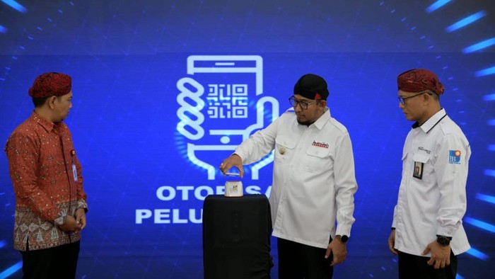 Bupati Sumenep Fauzi dan Direktur BPRS Hairil Fajar meluncurkan BBS Sekolah