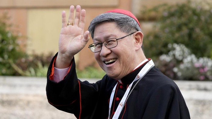 Calon-calon Kuat Penerus Paus Fransiskus Philippine Cardinal Luis Antonio Tagle waves as he arrives at a session of the 16th general assembly of the synod of bishops in the Paul VI Hall at The Vatican, Saturday, Oct. 28, 2023. (AP Photo/Alessandra Tarantino)