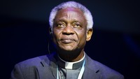 Kardinal Peter Turkson (Ghana, 76 tahun). Turkson adalah tokoh penting dalam isu-isu sosial seperti perubahan iklim dan keadilan ekonomi. Ia pernah menjabat sebagai Presiden Dewan Kepausan untuk Keadilan dan Perdamaian serta dikenal sebagai penasihat Paus dalam berbagai isu global. (Beata Zawrzel/NurPhoto via Getty Images)  