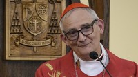 Kardinal Matteo Zuppi (Italia, 69 tahun). Uskup Agung Bologna ini dikenal karena keterlibatannya dalam diplomasi damai dan pekerjaan sosial. Zuppi juga aktif dalam gerakan SantEgidio yang fokus pada perdamaian dan dialog antaragama. (AP Photo/Alexander Zemlianichenko)  