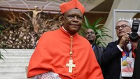 Kardinal Fridolin Ambongo (Republik Demokratik Kongo, 65 tahun). Sebagai Uskup Agung Kinshasa, Ambongo dikenal vokal dalam isu-isu keadilan sosial dan lingkungan. Ia merupakan satu-satunya wakil Afrika di Dewan Kardinal dan dianggap sebagai simbol inklusivitas dalam Gereja. (AP Photo/Andrew Medichini)  