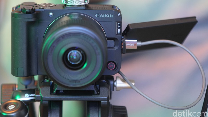 Canon EOS R50V dan PowerShot V