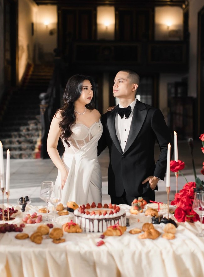 Untuk pemotretannya tersebut Cellos dibantu oleh fotografer dari Solemn Studios. Keduanya tampil serasi dalam balutan gaun dan setelan jas. Foto: Instagram/@celloszxz