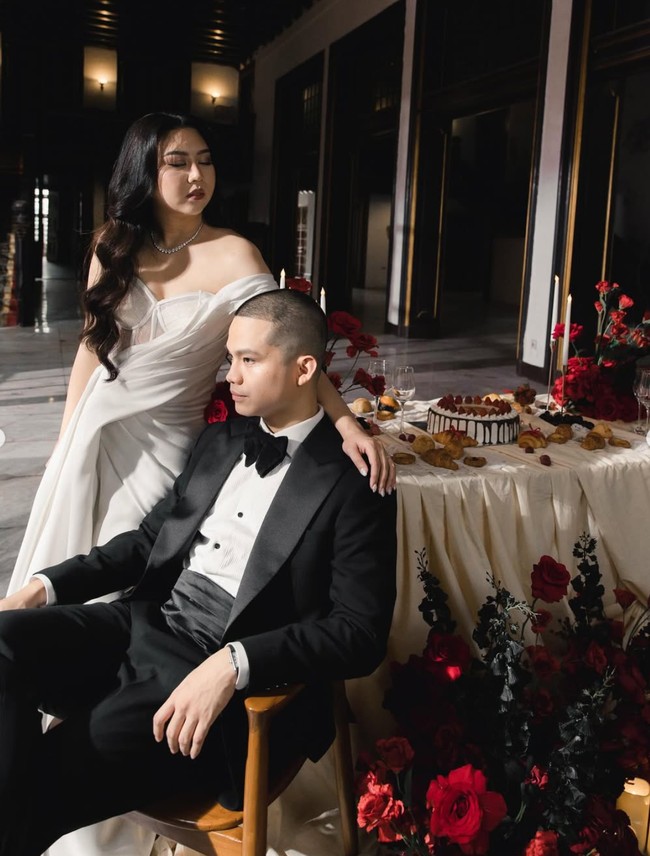 Cellos mengenakan setelan jas lengkap dengan dasi kupu-kupu. Sementara Natasha terlihat anggun dengan gaun putih panjang model korset. Foto: Instagram/@celloszxz