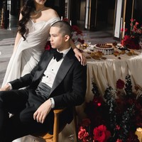 Cellos mengenakan setelan jas lengkap dengan dasi kupu-kupu. Sementara Natasha terlihat anggun dengan gaun putih panjang model korset. Foto: Instagram/@celloszxz