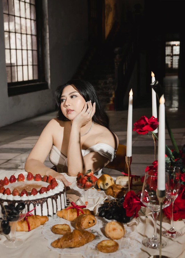 Penampilan Natasha kian memukau dengan riasan natural glam look yang flawless. Rambut panjangnya dibiarkan terurai dengan model curly. Foto: Instagram/@celloszxz