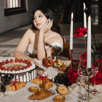 Penampilan Natasha kian memukau dengan riasan natural glam look yang flawless. Rambut panjangnya dibiarkan terurai dengan model curly. Foto: Instagram/@celloszxz