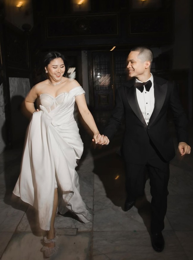 “Perayaan untuk 8 tahun penuh cinta, keringat, dan air mata,” tulis Cellos dalam keterangan unggahannya. Foto: Instagram/@celloszxz