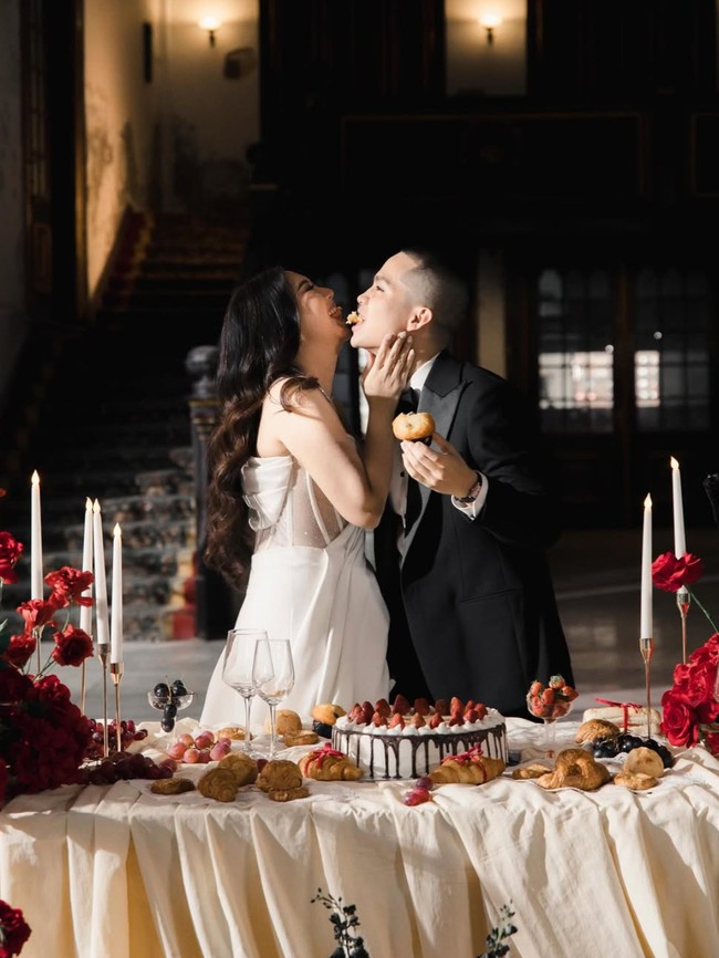 Akan segera menikah, keduanya juga tampak memamerkan pose-pose mesra mereka. Tampak keduanya yang begitu serasi. Foto: Instagram/@celloszxz