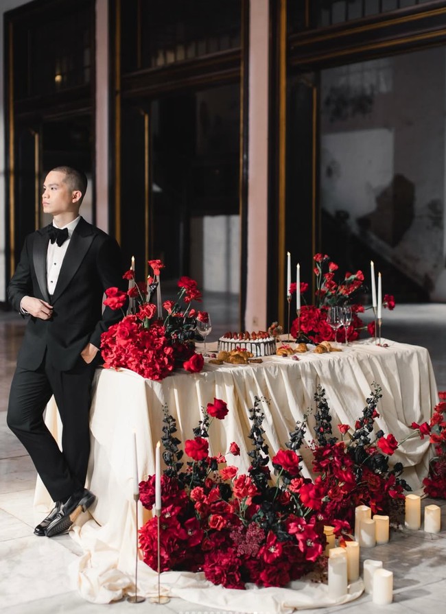 Mawar merah dan lilin-lilin yang digunakan sebagi properti tak hanya menciptakan kesan elegan, melainkan juga romantis. Foto: Instagram/@celloszxz