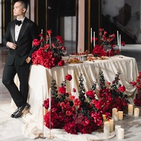 Mawar merah dan lilin-lilin yang digunakan sebagi properti tak hanya menciptakan kesan elegan, melainkan juga romantis. Foto: Instagram/@celloszxz