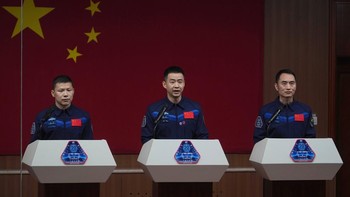 China akan meluncurkan tiga astronaut ke Stasiun Luar Angkasa Tiangong pada Kamis malam, 24 April 2025. Misi ini merupakan bagian dari program Shenzhou-20. Ketiga astronot tersebut adalah Chen Dong, astronot berpengalaman yang pernah ikut misi Shenzhou-11 dan Shenzhou-14, serta dua astronot baru: Chen Zhongrui, mantan pilot angkatan udara, dan Wang Jie, seorang insinyur dari China Aerospace Science and Technology Corporation.    