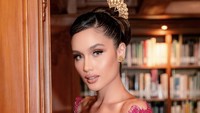 Cinta Laura tak hanya berkiprah di dunia hiburan, tapi juga ikut membangun yayasan milik keluarganya yang berfokus di bidang pendidikan. Yayasan Soekarseno Foundation sudah merenovasi 10 SD dan 1 SMP di Bogor. Foto: Instagram claurakiehl