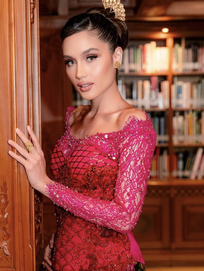 Cinta Laura Jajan Durian di Bangkok hingga Pose Bersama Pastry