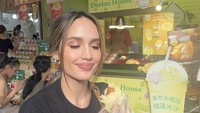 Wanita pemilik 9 juta followers Instagram ini juga sering berbagi momen makan-makan seru, seperti ketika liburan di Bangkok. Ia mencicipi durian berdaging tebal. Foto: Instagram claurakiehl